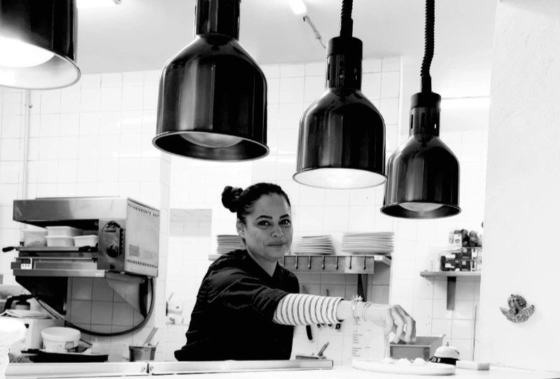 Elsa Frachet dans sa cuisine, sous les lampes du passe